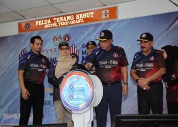 SAIFUDDIN Nasution Ismail (tengah) menyempurnakan perasmian Peluncuran Kampung Angkat Madani dan Sekolah Madani di Felda Tenang, Besut, Terengganu. - UTUSAN / WAN ZURATIKAH IFFAH WAN ZULKIFLI