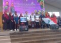 RAZALI Idris (tengah) bergambar bersama wakil Sekolah Kebangsaan Beating Lintang yang memenangi pertandingan Sekolah Lestari Alam Sekitar pada Program Alam Sekitar Negeri Terengganu di Pantai Kelulut, Marang, Terengganu. - UTUSAN/ ERMA YUSNIDA JUSOH
