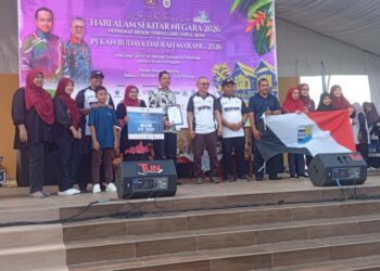 RAZALI Idris (tengah) bergambar bersama wakil Sekolah Kebangsaan Beating Lintang yang memenangi pertandingan Sekolah Lestari Alam Sekitar pada Program Alam Sekitar Negeri Terengganu di Pantai Kelulut, Marang, Terengganu. - UTUSAN/ ERMA YUSNIDA JUSOH