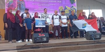 RAZALI Idris (tengah) bergambar bersama wakil Sekolah Kebangsaan Beating Lintang yang memenangi pertandingan Sekolah Lestari Alam Sekitar pada Program Alam Sekitar Negeri Terengganu di Pantai Kelulut, Marang, Terengganu. - UTUSAN/ ERMA YUSNIDA JUSOH
