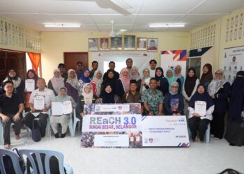 SERAMAI 20 usahawan tempatan menerima suntukan insentif perniagaan menerusi pelancaran program Rural Empowerment and Community Help (REaCH) 3.0 di Parit 1 Barat hari ini.