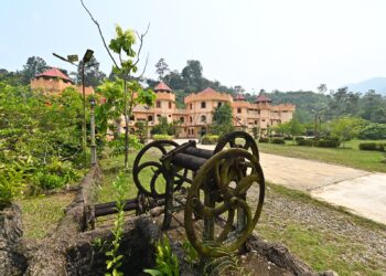 KEADAAN bangunan resort yang dijadikan pusat 'scammer' di pekan Sungai Lembing, Kuantan, Pahang Ketika tinjauan Utusan Malaysia semalam.-UTUSAN/SHAIKH AHMAD RAZIF