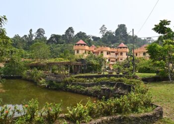KEADAAN bangunan resort yang dijadikan pusat 'scammer' di pekan Sungai Lembing, Kuantan, Pahang Ketika tinjauan Utusan Malaysia semalam.-UTUSAN/SHAIKH AHMAD RAZIF