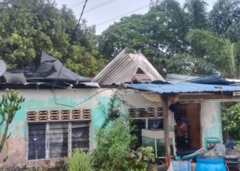 KEADAAN rumah yang rosak akibat ribut di Mukim Matang, Bukt Gantang semalam.