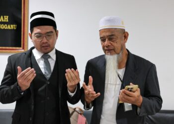 MOHD. Amran Ghazali (kanan) mengaminkan doa kesyukuran selepas dilepas dan dibebaskan atas enam pertuduhan menyalahgunakan wang sebuah persatuan di Mahkamah Sesyen Kuala Terengganu, Terengganu. - UTUSAN/PUQTRA HAIRRY