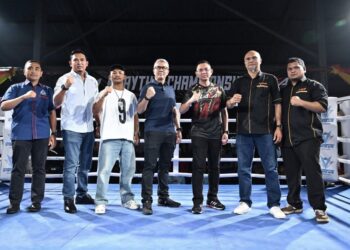 TENGKU Datuk Seri Zafrul Tengku Abdul Aziz (tiga dari kiri) bersama Rodtang Jitmuangnon (dua dari kiri) merasmikan Pertandingan Muay Thai LAGA Pandan MADANI 2026 yang berlangsung di Kompleks Muhibah, Taman Nirwana, semalam.