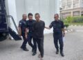 ABDUL Shukor diiringi oleh anggota polis ketika dibawa ke Mahkamah Kota Bharu, Kelantan. - UTUSAN/ROSMIZAN RESDI
