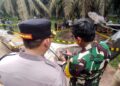 ORANG ramai berkumpul di sekeliling serpihan logam besar yang hangus dipercayai daripada roket, di sebuah ladang kelapa sawit di Kalimantan. - AFP.