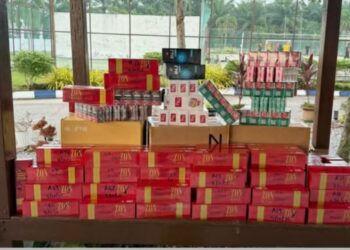 ROKOK disyaki tidak bercukai yang dirampas dalam serbuan Op Taring Landai di sekitar Teluk Intan, semalam.