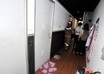 Keadaan laluan bilik-bilik sewa yang sempit di sebuah premis perniagaan rumah kedai di Larkin Jaya, Johor Bahru, Johor.-MINGGUAN/RAJA JAAFAR ALI