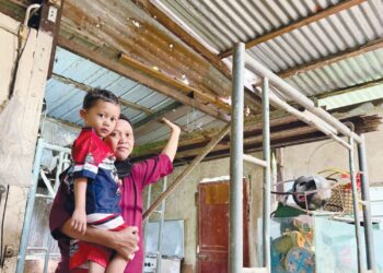 MARIATI Antek menunjukkan bahagian dapur rumahnya yang bocor di Kampung Kuala Kangkong, Alor Setar, Kedah.