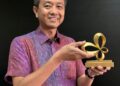 AZLAN Othman menunjukkan Anugerah Reka Bentuk Perindustrian Golden Osmanthus bagi Pengangkutan Pintar merupakan satu lagi pencapaian penting bagi Proton Saga.