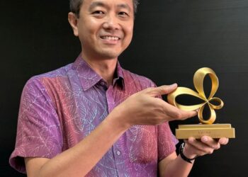 AZLAN Othman menunjukkan Anugerah Reka Bentuk Perindustrian Golden Osmanthus bagi Pengangkutan Pintar merupakan satu lagi pencapaian penting bagi Proton Saga.