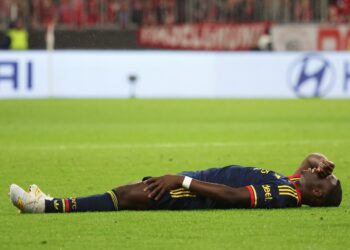 BUKAYO Saka menerima rawatan selepas mengalami kecederaan ketika aksi Liga Juara-Juara UEFA menentang Bayern Munich di Munich, Jerman, semalam. - AFP