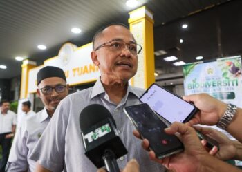 AHMAD Samsuri Mokhtar bercakap kepada pemberita selepas Majlis Seminar Biodiversiti Terengganu di Wisma Darul Iman, Kuala Terengganu, Terengganu. - UTUSAN/PUQTRA HAIRRY