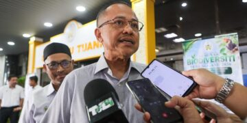 AHMAD Samsuri Mokhtar bercakap kepada pemberita selepas Majlis Seminar Biodiversiti Terengganu di Wisma Darul Iman, Kuala Terengganu, Terengganu. - UTUSAN/PUQTRA HAIRRY