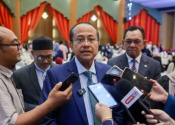 AHMAD Samsuri Mokhtar (tengah) menjawab pertanyaan pemberita selepas Majlis Anugerah Perkhidmatan Cemerlang Peringkat Negeri Terengganu di Wisma Darul Iman, Kuala Terengganu, Terengganu. - UTUSAN/PUQTRA HAIRRY