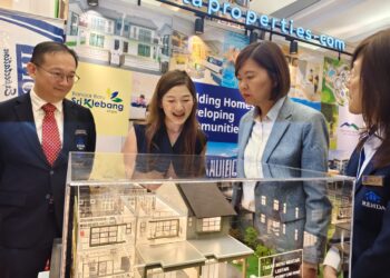 SANDREA Ng Shy Ching (dua dari kanan) meninjau pameran perumahan pada Ekspo Hartanah Malaysia (MAPEX) 2026 di Aeon Mall Kinta City di Ipoh hari ini.