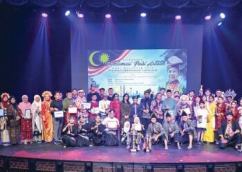 RADZUAN IBRAHIM bergambar bersama peserta Sayembara Deklamasi Puisi Artistik Hari Malaysia ketujuh di Kuala Lumpur baru-baru ini. – ihsan Dewan Bahasa dan Pustaka