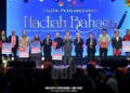 DR. Hazami Jahari (lima dari kiri) bersama Wong Kah Woh (enam dari kanan) dan Tay Ah Lek (lima dari kanan) bersama sebahagian pemenang peraduan Hadiah Bahasa Public Bank-DBP pada majlis penyampaian hadiah program tersebut di Kuala Lumpur baru-baru ini. – SUMBER/DEWAN BAHASA DAN PUSTAKA