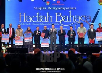 DR. Hazami Jahari (lima dari kiri) bersama Wong Kah Woh (enam dari kanan) dan Tay Ah Lek (lima dari kanan) bersama sebahagian  pemenang peraduan  Hadiah Bahasa  Public Bank-DBP pada majlis penyampaian hadiah program tersebut di Kuala Lumpur baru-baru ini. – SUMBER/DEWAN BAHASA DAN PUSTAKA