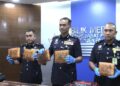 AZRY Akmar Ayob (tengah) menunjukkan dadah jenis ganja yang dirampas dalam sidang akhbar di Ibu pejabat Polis Kontijen (IPK) Pahang.