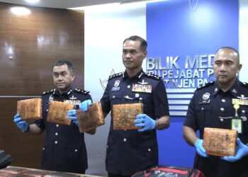 AZRY Akmar Ayob (tengah) menunjukkan dadah jenis ganja yang dirampas dalam sidang akhbar di Ibu pejabat Polis Kontijen (IPK) Pahang.