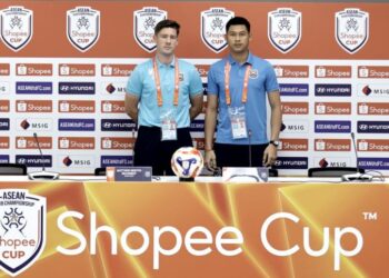 Matthew Mervyn Mcconkey dan Dara Vireak pada sidang media menjelang perlawanan Kejuaraan Kelab ASEAN merebut Piala  Shopee di Stadium Sultan Ibrahim, Iskandar Puteri, semalam. - UTUSAN/RAJA JAAFAR ALI