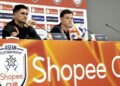 Xisco Munoz dan Shane Lowry pada sidang media menjelang perlawanan Kejuaraan Kelab ASEAN merebut Piala Shopee di Stadium Sultan Ibrahim, Iskandar Puteri hari ini. - UTUSAN/RAJA JAAFAR ALI