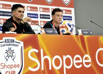Xisco Munoz dan Shane Lowry pada sidang media menjelang perlawanan Kejuaraan Kelab ASEAN merebut Piala  Shopee di Stadium Sultan Ibrahim, Iskandar Puteri hari ini. - UTUSAN/RAJA JAAFAR ALI