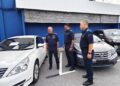 MOHD. Alwi Zainal Abidin (kiri) menunjukkan kereta yang dirampas selepas menahan tiga remaja lelaki berusia 19 tahun di Pulau Pinang yang dipercayai terlibat dalam kegiatan khianat dengan api dan simbah cat.