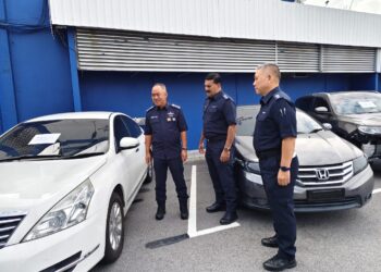 MOHD. Alwi Zainal Abidin (kiri) menunjukkan kereta yang dirampas selepas menahan tiga remaja lelaki berusia 19 tahun di Pulau Pinang yang dipercayai terlibat dalam kegiatan khianat dengan api dan simbah cat.