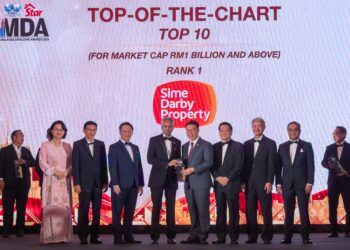 DATUK Seri Azmir Merican (tengah) menerima Anugerah Top-of-the-Chart bagi kategori permodalan pasaran RM1 bilion dan ke atas daripada Menteri Perumahan dan Kerajaan Tempatan, Nga Kor Ming pada Anugerah Pembangun Hartanah Malaysia (MDA) 2026 bagi pihak kumpulan.