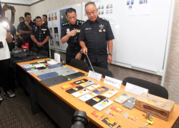 MOHD. Alwi Zainal Abidin menunjukkan rampasan barang kes selepas menahan 36 individu dalam tiga serbuan berasingan di Kampar dan Ipoh baru-baru ini.
