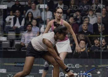 S. Sivasangari beraksi menentang Anahat Singh dalam aksi separuh akhir Terbuka Silicon Valley di California, Amerika Syarikat, kelmarin. - IHSAN PSA SQUASH