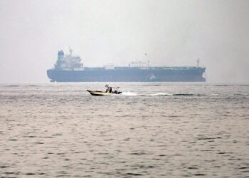 SELAT Hormuz menjadi pertikaian antara Amerika Syarikat dengan Iran. - AFP