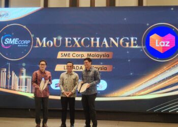 STEVEN SIM menyaksikan pertukaran MoU antara Lazada Malaysia dengan SME Corp. Malaysia sempena Persidangan Eksport Enterprise 50 (E50) di Grand Ballroom, Renaissance Kuala Lumpur Hotel & Convention Centre, hari ini.