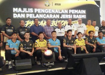 AMIRUL Zazwan Amir (duduk tiga dari kiri) merupakan antara tonggak baharu Perak Bison yang diperkenalkan pada majlis pelancaran jersi baharu pasukan itu di Ipoh hari ini.