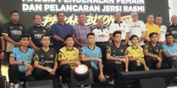 AMIRUL Zazwan Amir (duduk tiga dari kiri) merupakan antara tonggak baharu Perak Bison yang diperkenalkan pada majlis pelancaran jersi baharu pasukan itu di Ipoh hari ini.