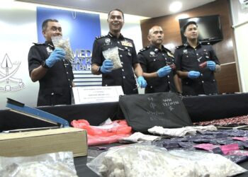 AZRY Akmar Ayob (dua dari kiri) menunjukkan antara dadah yang dirampas dalam sidang media di Ibu pejabat Polis Kontijen Pahang di Kuantan, Pahang.