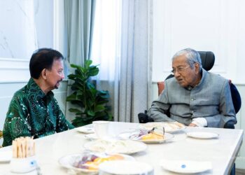 SULTAN Hassanal Bolkiah berkenan menziarahi bekas Perdana Menteri, Tun Dr. Mahathir Mohamad yang kini menerima rawatan di Institut Jantung Negara (IJN) semalam.