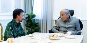 SULTAN Hassanal Bolkiah berkenan menziarahi bekas Perdana Menteri, Tun Dr. Mahathir Mohamad yang kini menerima rawatan di Institut Jantung Negara (IJN) semalam.