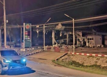 SEBUTIR bom motosikal roda tiga diletupkan di hadapan stesen minyak PT di Ban Pulanibong, Mukim Cheh Heh, Tak Bai, Thailand. - IHSAN ISOC 4