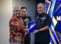 MOHD. Alwi Zainal Abidin menyampaikan sijil kepada pesara pada Majlis Meraikan Pesara dan Bakal Pesara Warga Kerja PDRM Kontinjen Perak Tahun 2026 di Mes Pegawai Kanan PDRM Perak di Ipoh hari ini.