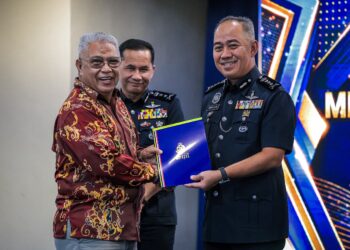 MOHD. Alwi Zainal Abidin menyampaikan sijil kepada pesara pada Majlis Meraikan Pesara dan Bakal Pesara Warga Kerja PDRM Kontinjen Perak Tahun 2026 di Mes Pegawai Kanan PDRM Perak di Ipoh hari ini.