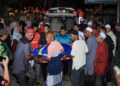 JENAZAH Allahyarham Norhazwani Ibrahim tiba di rumahnya di Kampung Banjir Pengkalan Kubor, Tumpat, Kelantan sebelum dikebumikan malam tadi. - UTUSAN/KAMARUL BISMI KAMARUZAMAN