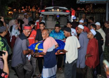 JENAZAH Allahyarham Norhazwani Ibrahim tiba di rumahnya di Kampung Banjir Pengkalan Kubor, Tumpat, Kelantan sebelum dikebumikan malam tadi. - UTUSAN/KAMARUL BISMI KAMARUZAMAN