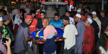 JENAZAH Allahyarham Norhazwani Ibrahim tiba di rumahnya di Kampung Banjir Pengkalan Kubor, Tumpat, Kelantan sebelum dikebumikan malam tadi. - UTUSAN/KAMARUL BISMI KAMARUZAMAN