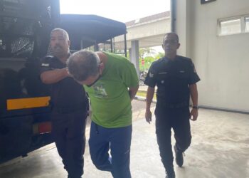 TERTUDUH tiba untuk prosiding mahkamah atas pertuduhan mencederakan isteri dan ibu mentuanya di Mahkamah Sesyen Kota Bharu, Kelantan. - UTUSAN/ROSMIZAN RESDI