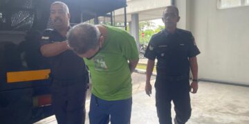 TERTUDUH tiba untuk prosiding mahkamah atas pertuduhan mencederakan isteri dan ibu mentuanya di Mahkamah Sesyen Kota Bharu, Kelantan. - UTUSAN/ROSMIZAN RESDI